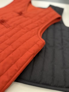 「このベストは目がつまっている平織りで、ほんのり光沢もあります。しかもナイロンなどの化繊ではなく、コットン100％なのでいろいろな素材に合わせられるんですよね。あと、キルティングのステッチもタテのみなので、カジュアルすぎずに使いやすいところも気に入りました！ 」