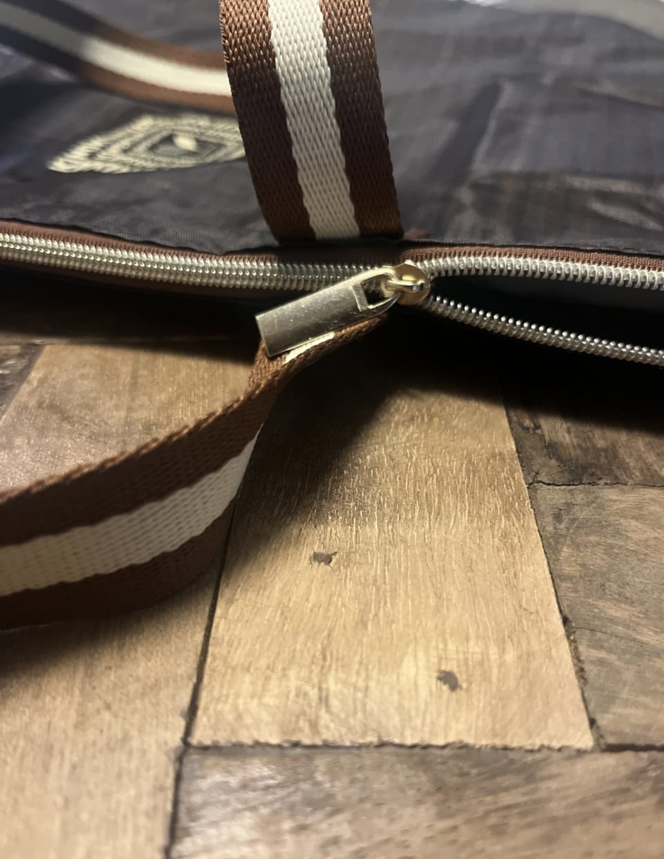 光の当たり具合によってきらめくファスナーが、ちょっとしたアクセントに！