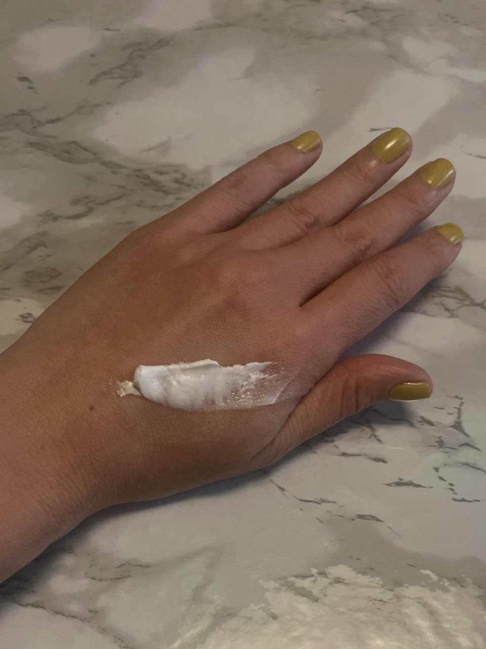 こっくりとしたテクスチャーとは裏腹に、伸びはかなりイイです。肌にすぐ溶け込んでくれます