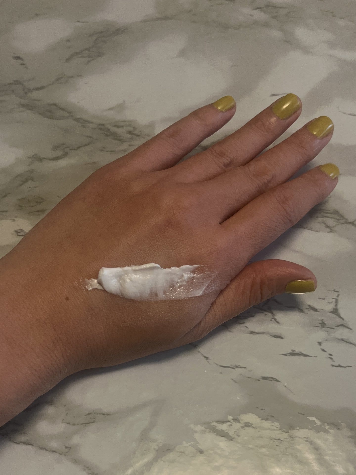 こっくりとしたテクスチャーとは裏腹に、伸びはかなりイイです。肌にすぐ溶け込んでくれます