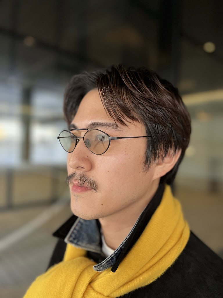 スタイリングに個性を味付けするべく、ユニークなフォルムのメガネをセレクト