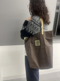 肉厚のオーバーサイズニットでも、楽々肩かけできました。これならアウター着用時でも肩かけできそう！