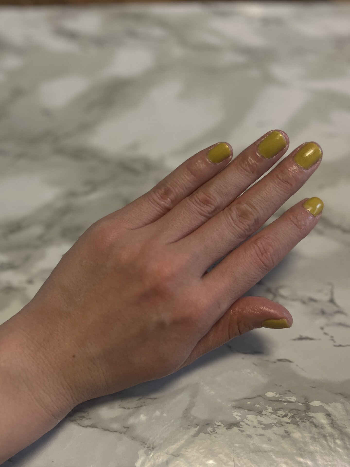 【キュレル】のハンドクリーム使用後の手がこちら。全体がうるおいのベールをまとった感じで、なんだか手もとに喜んでいる気がします（笑）