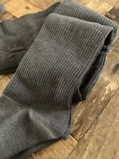 グレーにはいろいろなトーンや表情がありますが、これはメランジ感のあるダークグレー、っていうのがイイ！ リブと相まって立体的で奥行きある表情を演出でき、何より洒落て見えるんですよね。わりと合わせる色も選ばないので、もしかしたら黒より使いやすいかもしれません