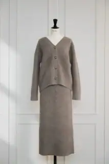 Airy Wool-Blend Cardigan¥22,000、Airy Wool-Blend Skirt¥20,000
