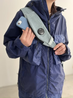 ボディバッグのショルダーストラップには、ファスナー式のポケットがあるんです。こちらは取り出し頻度の高いスマホなどを入れるのに重宝しますよ！