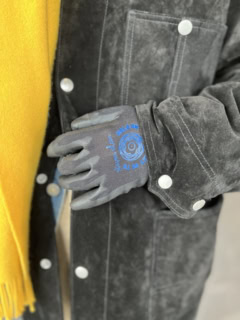 よく見ると作業用手袋のようなグローブは、マイナープラネットのノベルティ。絶妙なハズしにもなっています