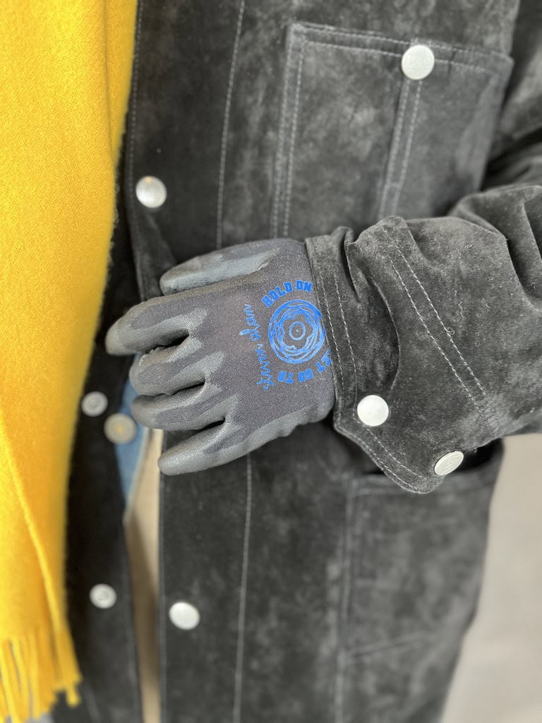 よく見ると作業用手袋のようなグローブは、マイナープラネットのノベルティ。絶妙なハズしにもなっています