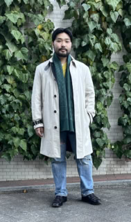 エルメスのコート、ETS.マテリオのニット、リーバイスのデニム、フルサックのストール、オールデンのシューズは三浦さんの私物