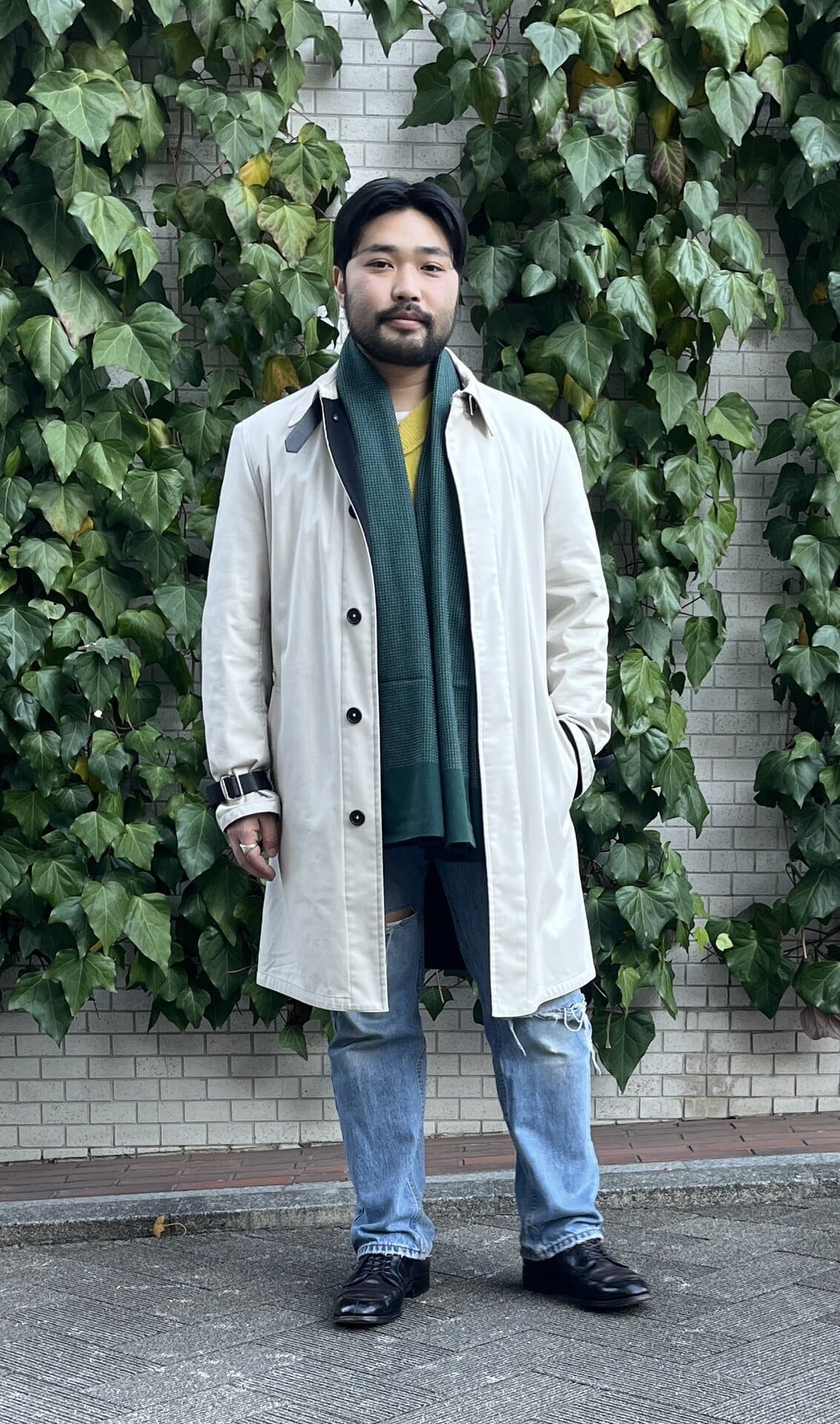 エルメスのコート、ETS.マテリオのニット、リーバイスのデニム、フルサックのストール、オールデンのシューズは三浦さんの私物