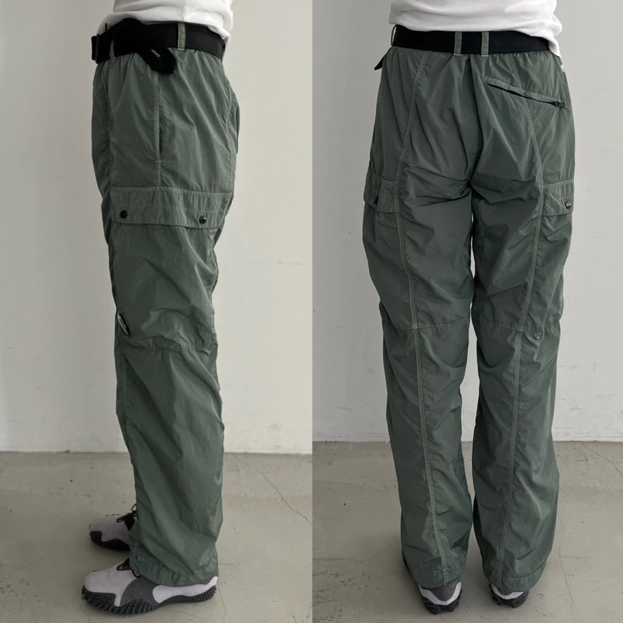 横から見るとカーゴポケットの位置の高さがわかりますよね。前後に入れられたタテのラインのおかげで美脚効果も期待できますよ！