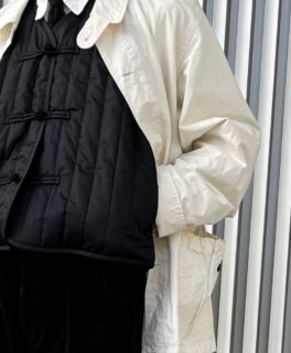 「この手のベストでは珍しいポケット付きなのもイイですよね。しかもフロントではなく、サイドに設置されているのもポイントで、着こなしを邪魔せずすっきり見えるんです。まさにレイヤード向きのベストといえますね」