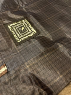 リップストップナイロン生地にうっすらとチェック柄が施されています