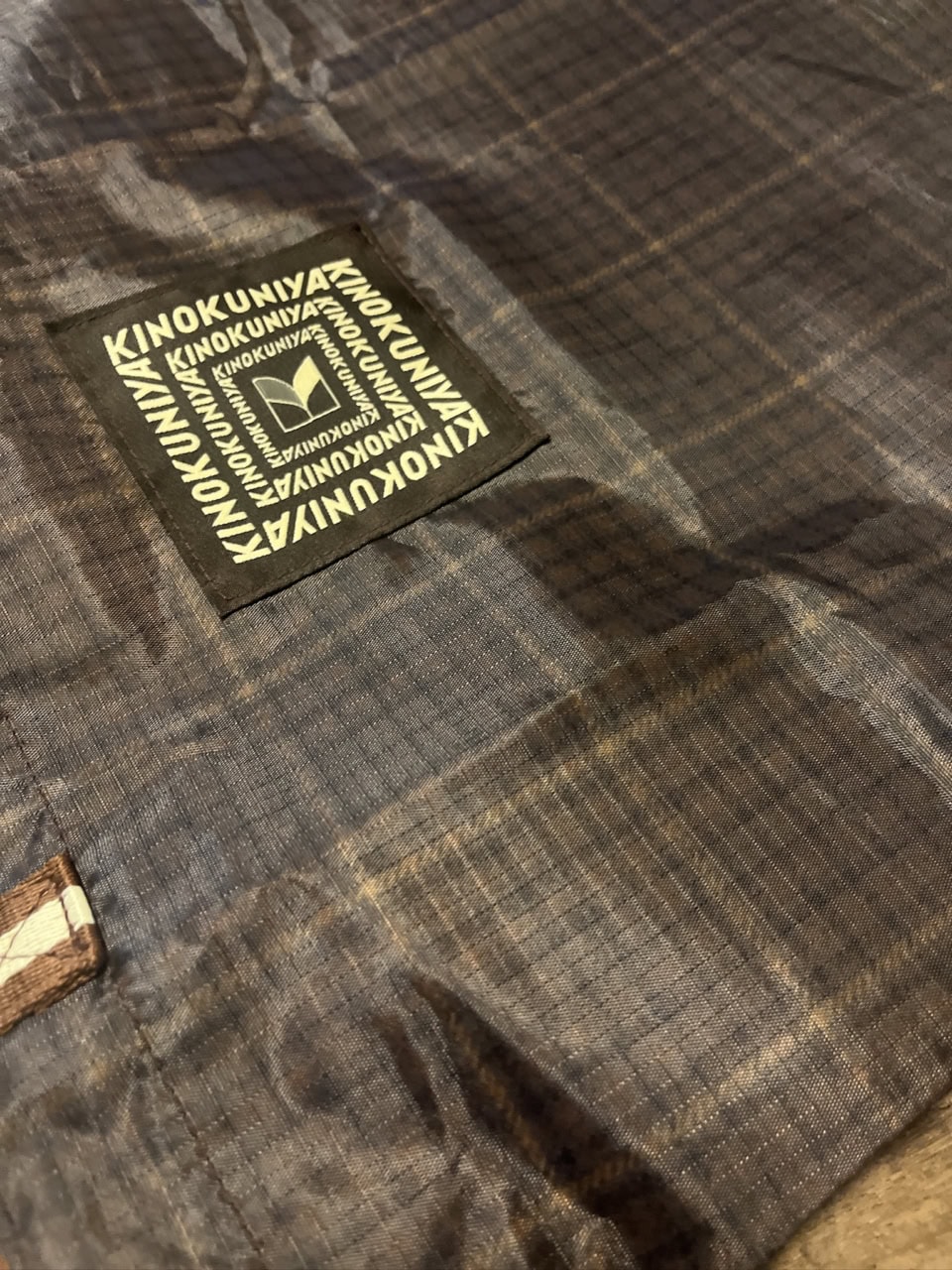 リップストップナイロン生地にうっすらとチェック柄が施されています