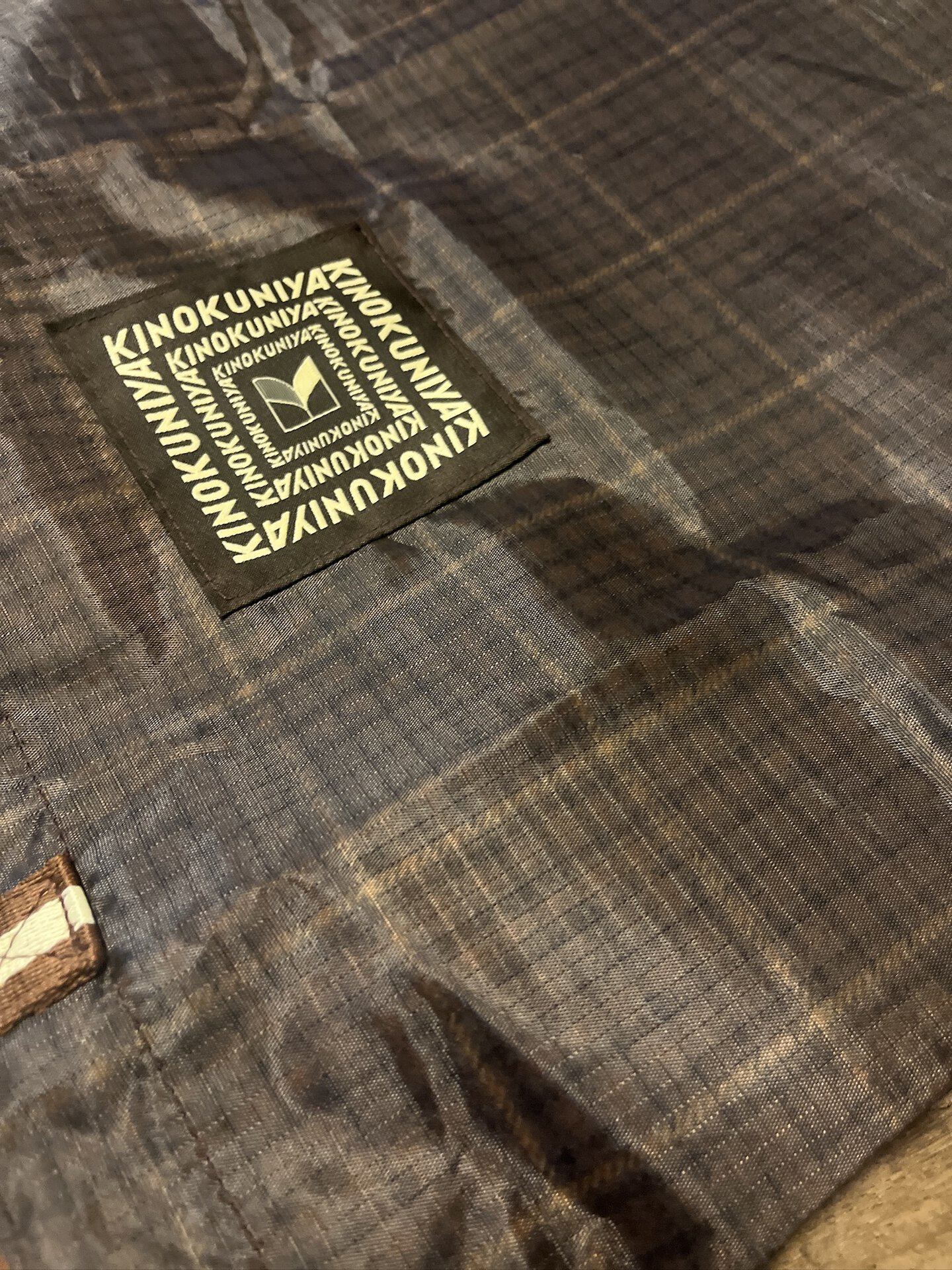 リップストップナイロン生地にうっすらとチェック柄が施されています