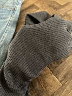 はいてみてびっくりしたんですが、このタイツ、かなり肌あたりがイイです。柔らかいのはもちろん、なんだかしっとりもしていて優しく脚を包み込んでくれます。あと、特殊な糸が使われているらしく、汗などのニオイを中和して消臭してくれるっていうのも◎