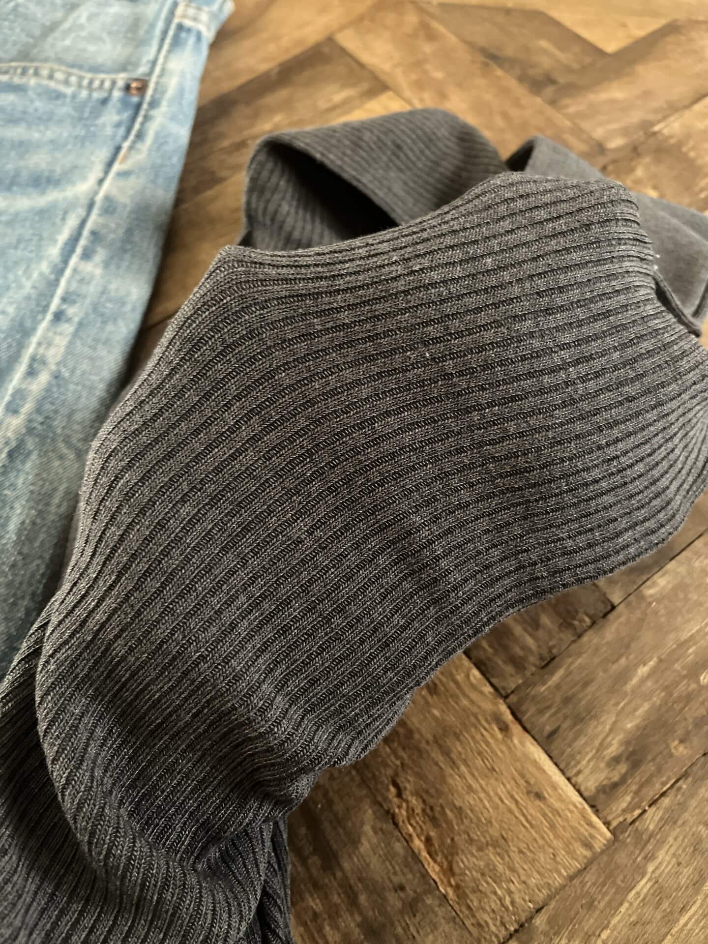 はいてみてびっくりしたんですが、このタイツ、かなり肌あたりがイイです。柔らかいのはもちろん、なんだかしっとりもしていて優しく脚を包み込んでくれます。あと、特殊な糸が使われているらしく、汗などのニオイを中和して消臭してくれるっていうのも◎