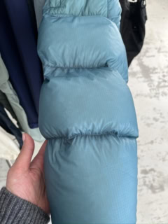 わかります？ 驚くほど薄いリップストップナイロンなので、ダウンが透けて見えるんです！