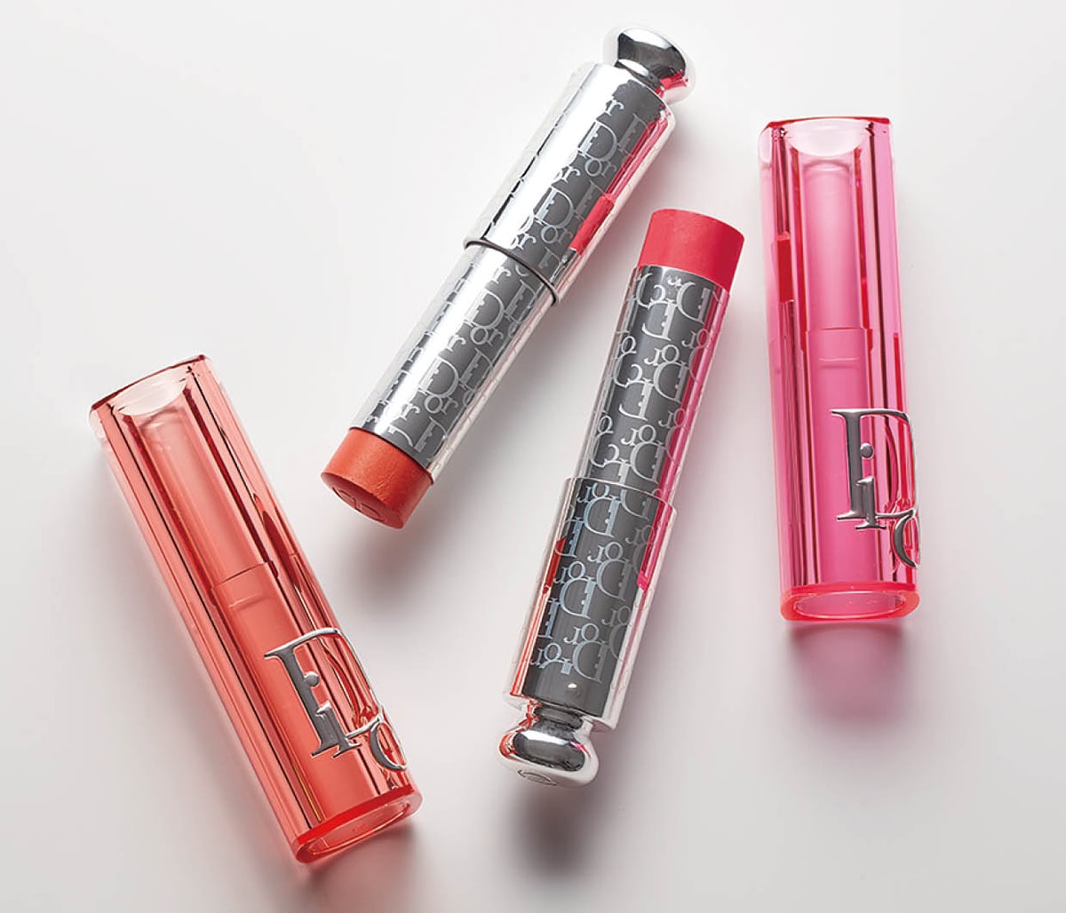 左から：ディオール バックステージ ロージー グロウ スティック 530 オレンジ フィズ、同 831 ウルトラ ピンク 各¥7,040（共にパルファン・クリスチャン・ディオール・1月1日数量限定発売）