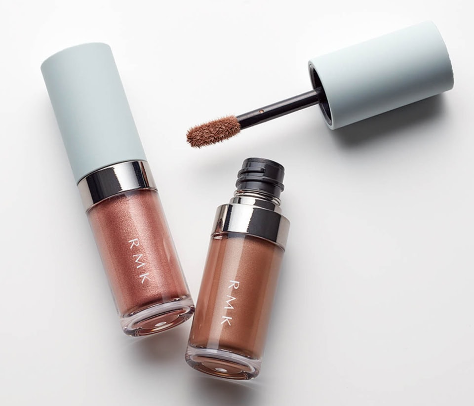 右から：リッド インプレッション リクイド アイシャドウ 01 テンダー トープ、同 02メモリー ブリーズ 各¥4,180（共にRMK Division・1月9日発売）