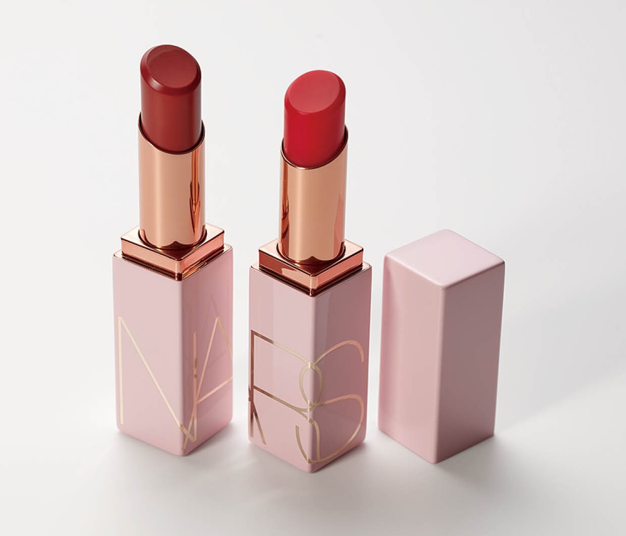 左から：アフターグロー リップバーム N 277、同 259 各¥4,180（共にNARS JAPAN・1月16日発売）