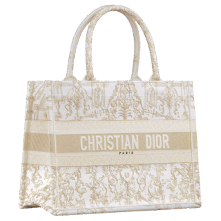 〈ディオール ブックトート〉［H27.5×W36×D16.5㎝］¥540,000（ディオール／クリスチャン ディオール）