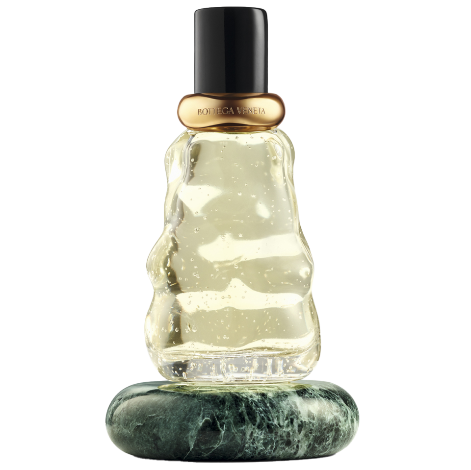 ピンクペッパーとミルラが響き合う、生命力あふれる香り。 フレグランス〈ALCHEMIE〉100mL ¥70,400(ボッテガ・ヴェネタ/ボッテガ・ヴェネタ ジャパン)