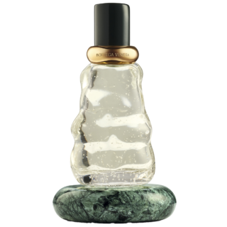 地中海の太陽のように温かく、アンジェリカオイルとオレンジブロッサムが織りなす光の香り。 フレグランス〈COLPO DI SOLE〉100mL ¥70,400(ボッテガ・ヴェネタ/ボッテガ・ヴェネタ ジャパン)