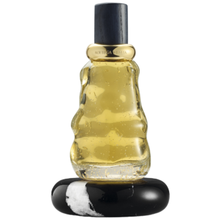 神聖なヒノキにバルサムモミとパチュリを重ねた、落ち着きと高揚感をもたらす香り。 パルファム〈HINOKI〉100mL ¥75,900(ボッテガ・ヴェネタ/ボッテガ・ヴェネタ ジャパン)