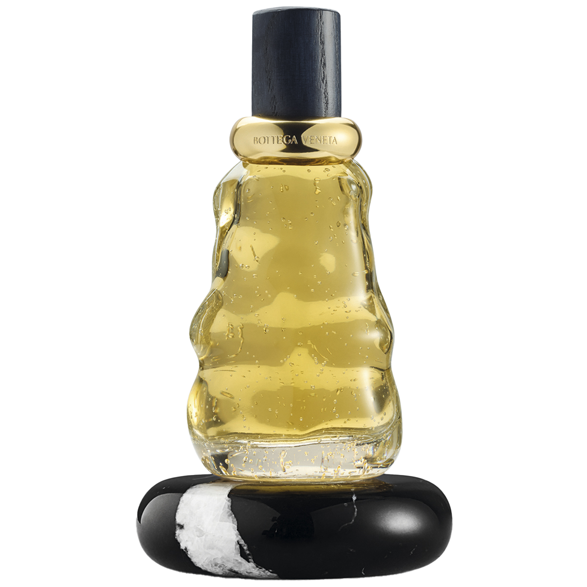 神聖なヒノキにバルサムモミとパチュリを重ねた、落ち着きと高揚感をもたらす香り。 パルファム〈HINOKI〉100mL ¥75,900(ボッテガ・ヴェネタ/ボッテガ・ヴェネタ ジャパン)