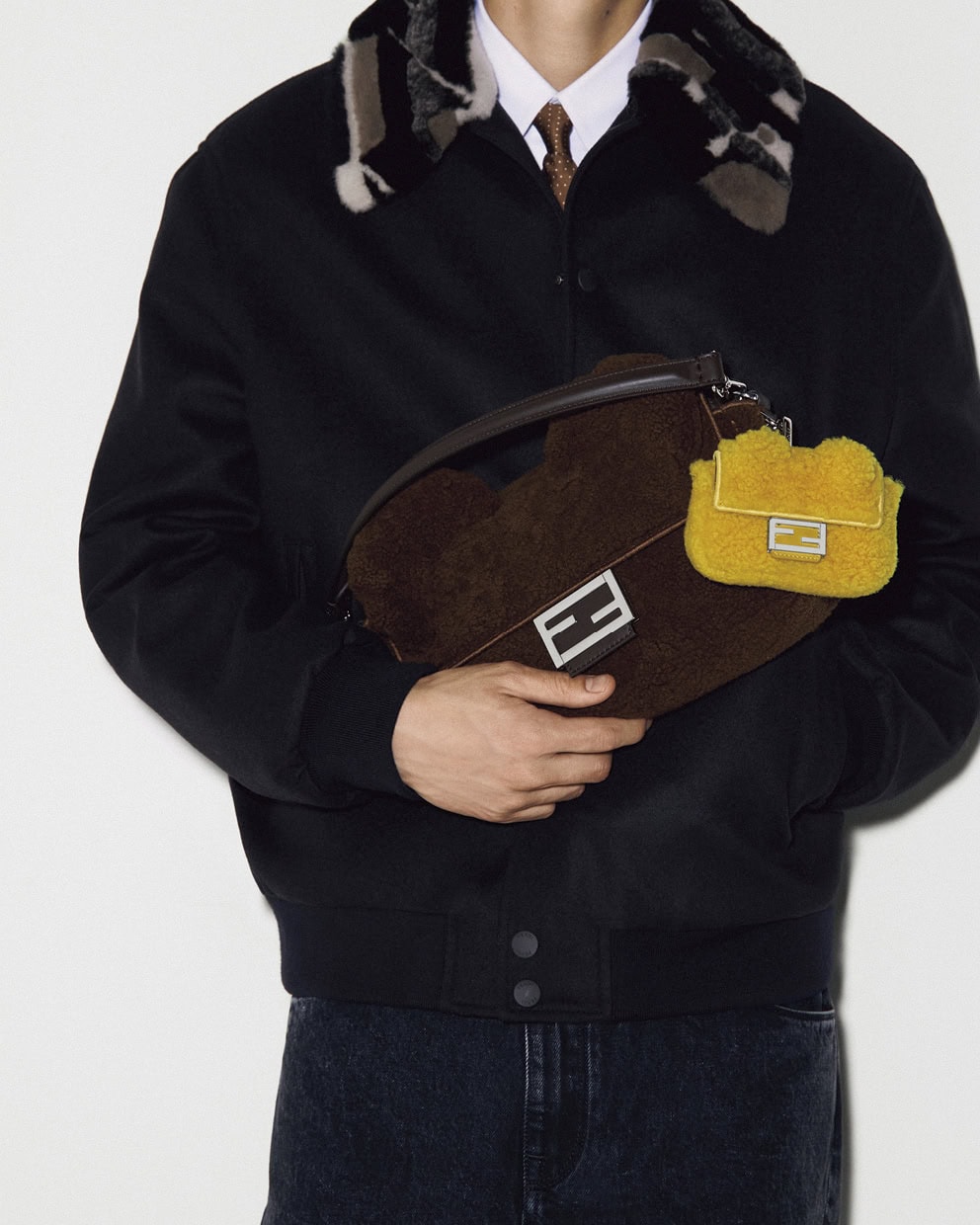 バッグ〈バゲット〉［H15×W27×D6.5㎝］¥578,600、チャーム〈ナノ バゲット〉¥179,300（全てフェンディ／フェンディ ジャパン）©Vito Fernicola