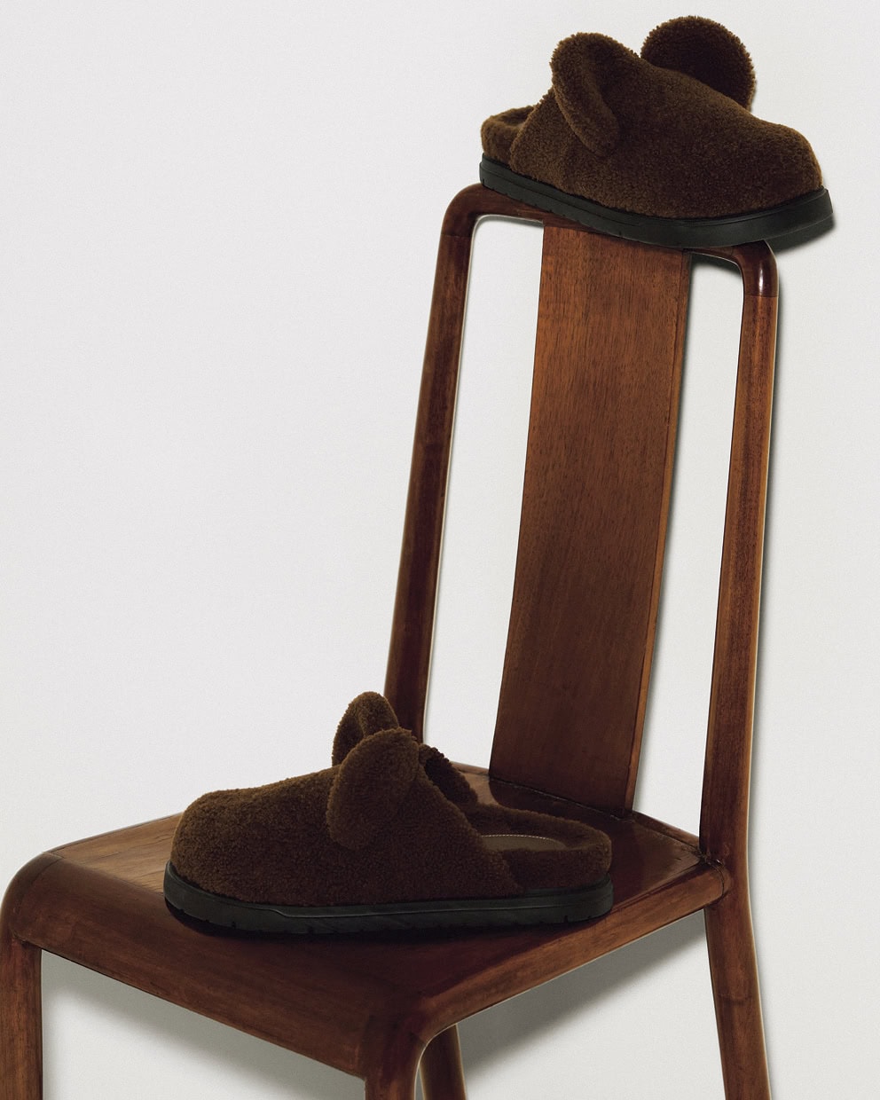 シアリング サボ サンダル¥200,200（フェンディ／フェンディ ジャパン）©Vito Fernicola