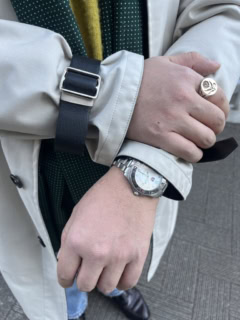 お父様から受け継いだタグホイヤーの腕時計とカストロ スミスでオーダーしたシグネットリングで、手元はタフな印象に仕上げているのもポイント。アクセサリーはパーソナルな部分を反映するようにしているそうで、シグネットリングには大好きなひまわりを刻印