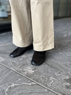 見た目にも伝わるソフトな質感のレザーシューズで、上品さや大人っぽさもプラス