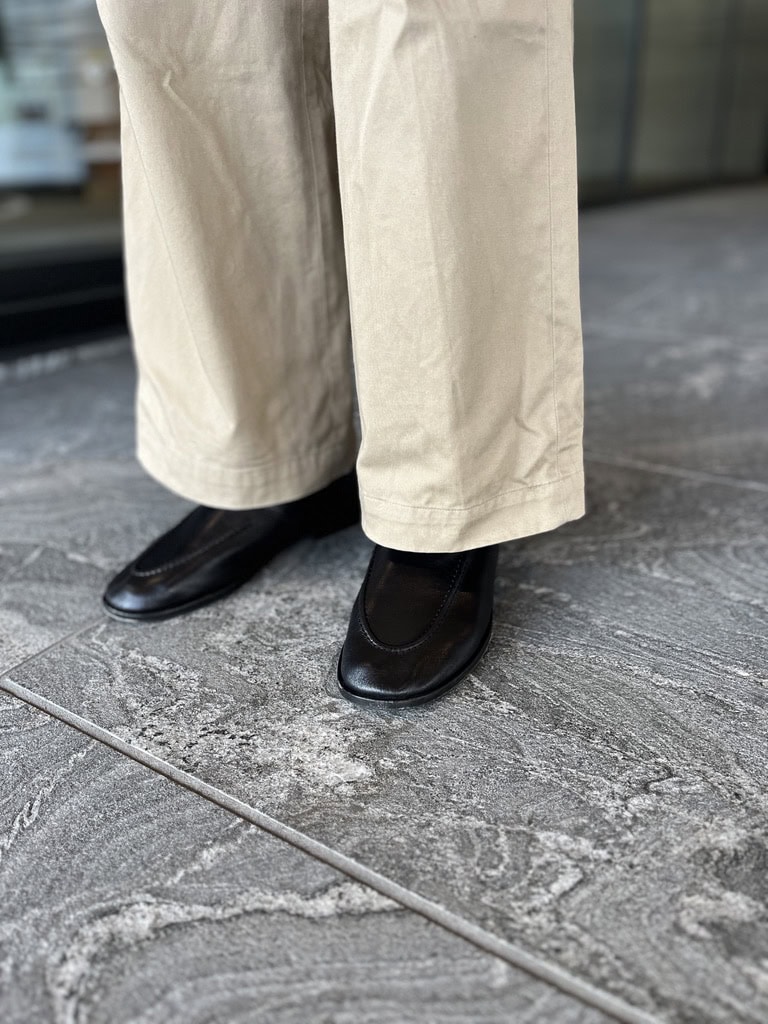 見た目にも伝わるソフトな質感のレザーシューズで、上品さや大人っぽさもプラス