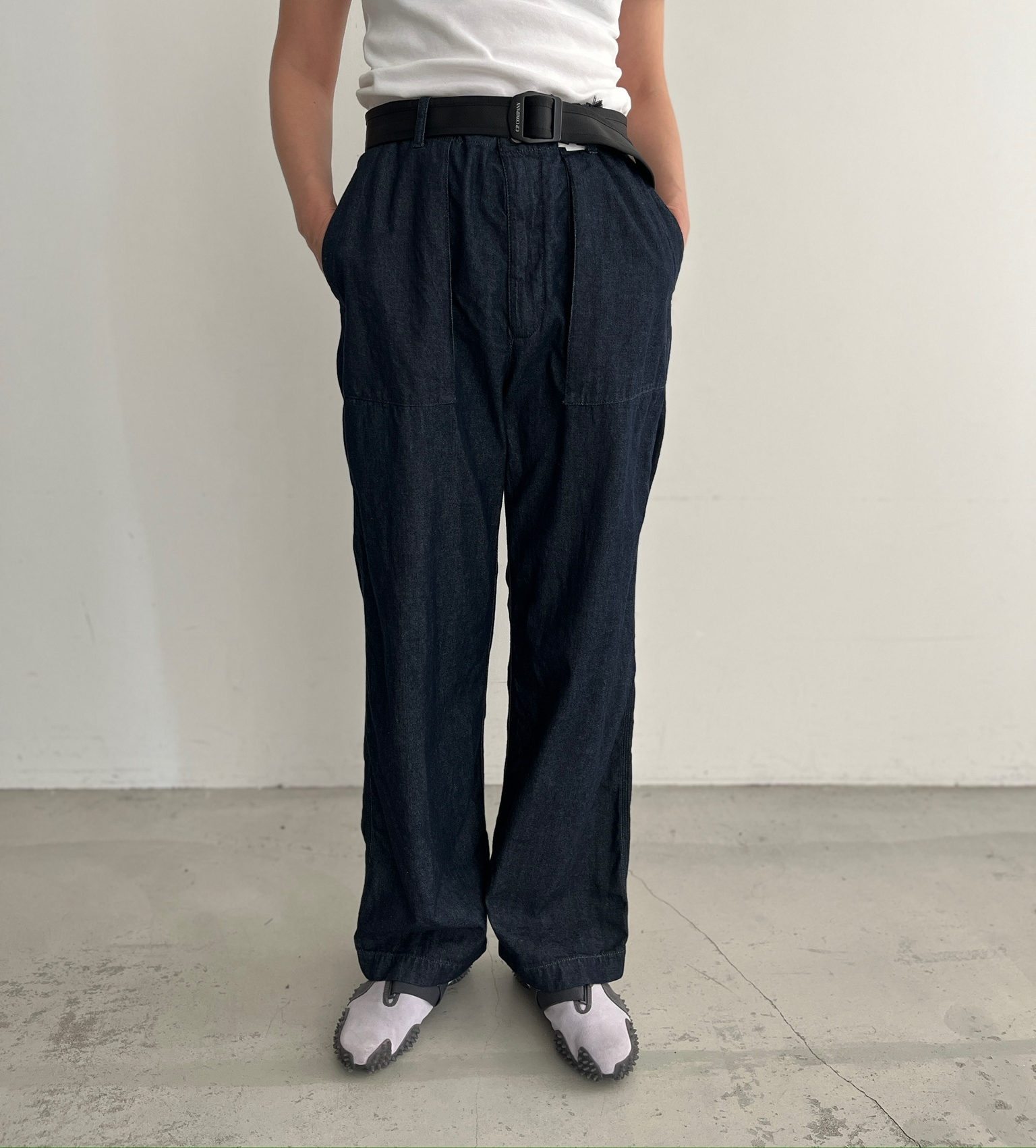 「DENIM-N パンツ」￥74,800、ベルト￥20,900（共にC.P. カンパニー）