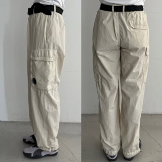 サイドから見た感じのこのルーズ感、めちゃくちゃ好きです。ハイウエストで合わせてしまいましたが、筆者の体系の場合はちょっと落としてはいたほうがよかったかも