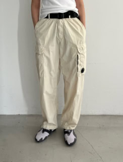 「FLATT NYLON カーゴパンツ」￥72,600、ベルト￥20,900（共にC.P. カンパニー）