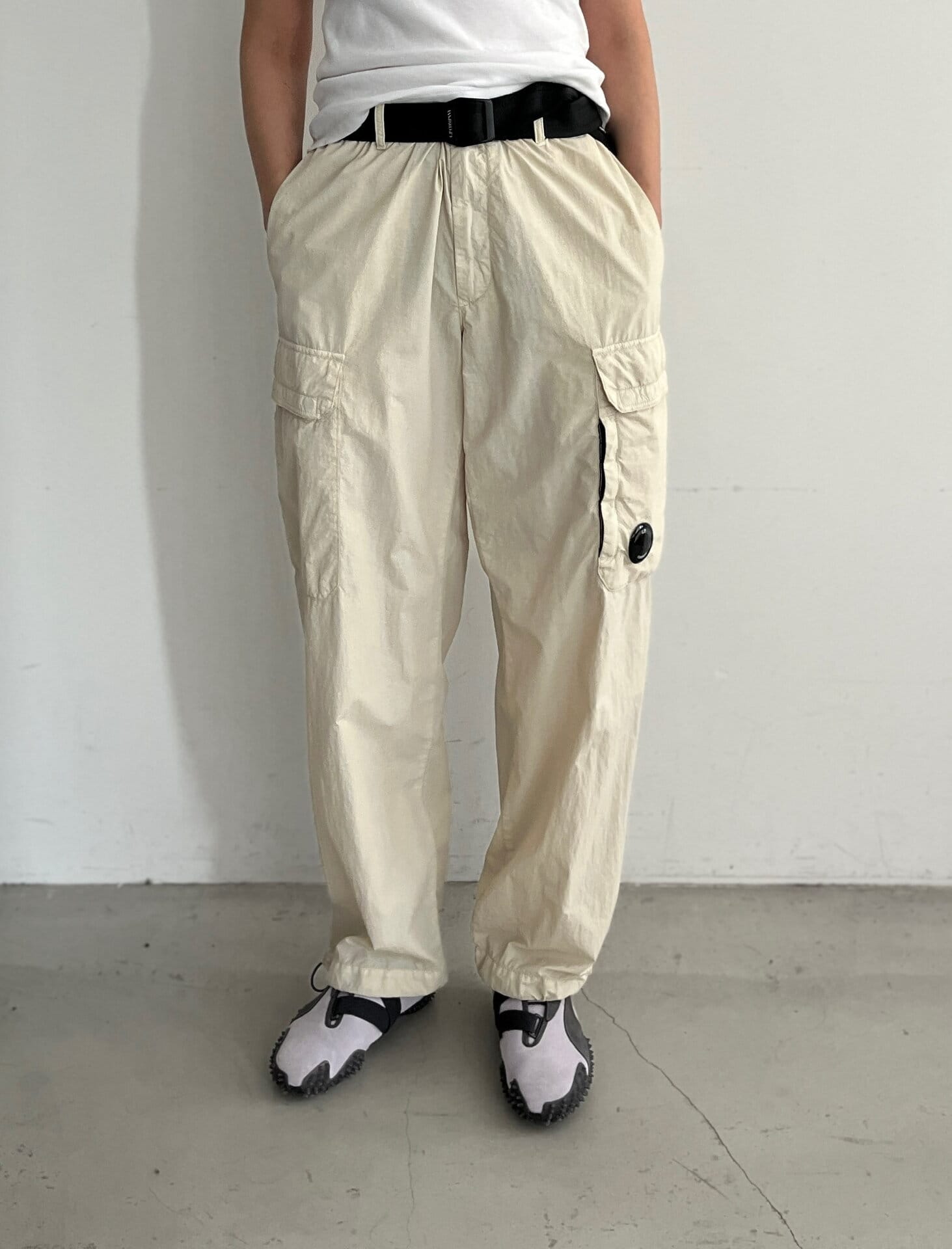 「FLATT NYLON カーゴパンツ」￥72,600、ベルト￥20,900（共にC.P. カンパニー）