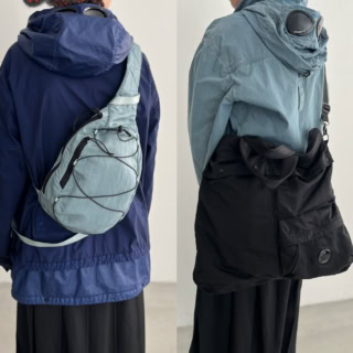 左から／「NYLON B CROSSBODY バックパック」￥42,900、「NYLON B トートバッグ」￥49,500（共にC.P. カンパニー）