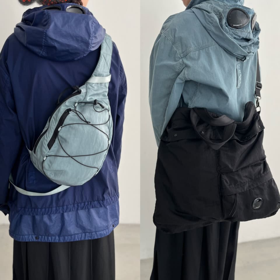 左から／「NYLON B CROSSBODY バックパック」￥42,900、「NYLON B トートバッグ」￥49,500（共にC.P. カンパニー）