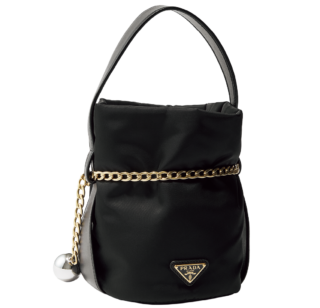 「次の相棒バッグに決定！」バッグ〈プラダ プチサック ノワール〉［H19×W15×D6cm］¥341,000※予定価格（プラダ／プラダ クライアントサービス）
