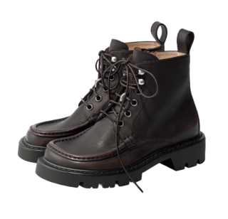 ブーツ［ヒール4㎝］¥223,300（ロエベ／ロエベ ジャパン クライアントサービス）