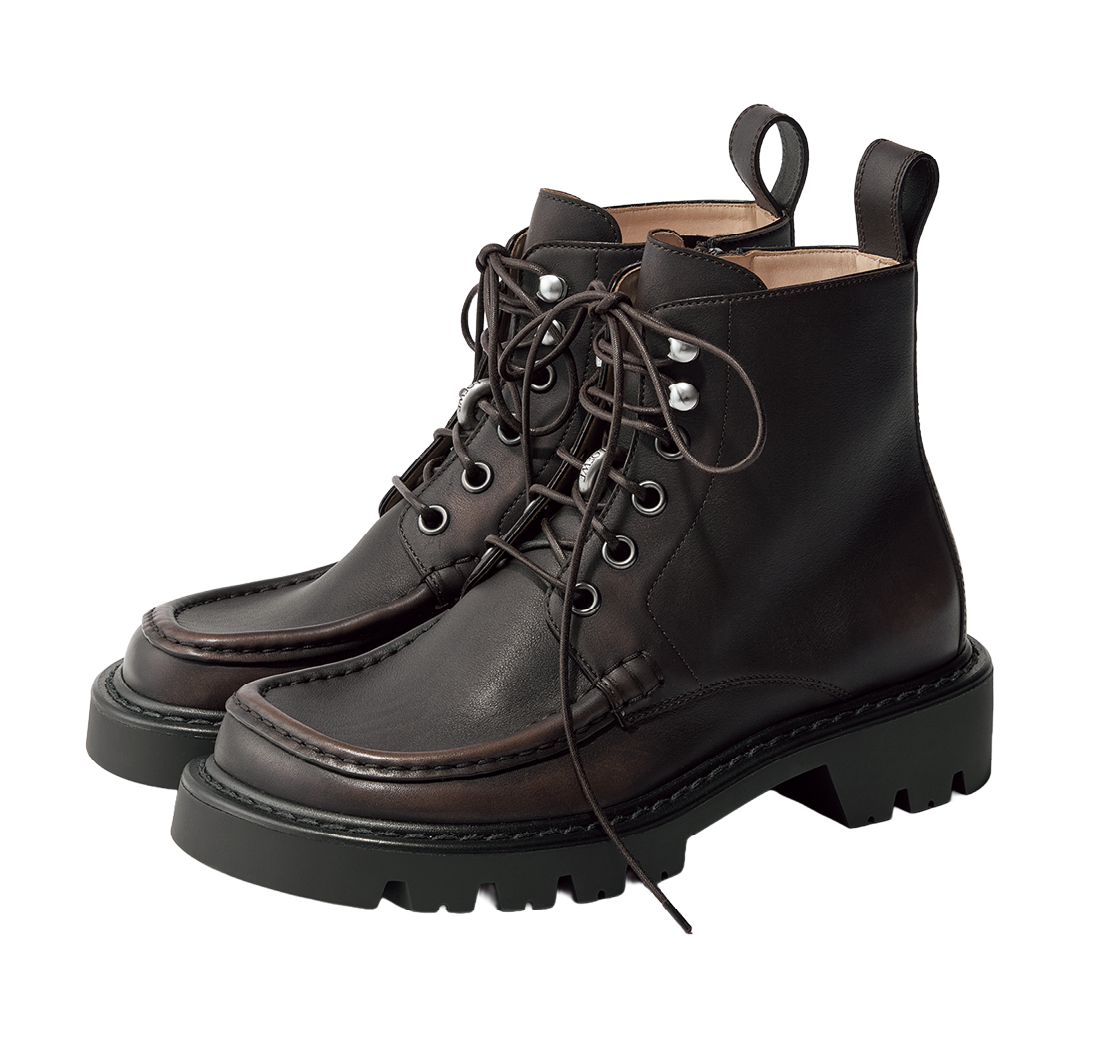 ブーツ［ヒール4㎝］¥223,300（ロエベ／ロエベ ジャパン クライアントサービス）