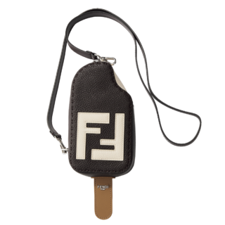 バッグ［H約26.5×W約11×D約6㎝］¥217,800（フェンディ／フェンディ ジャパン）