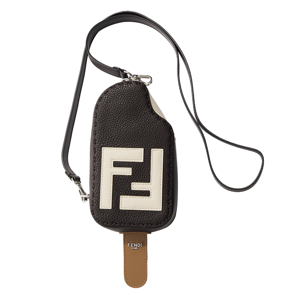 バッグ［H約26.5×W約11×D約6㎝］¥217,800（フェンディ／フェンディ ジャパン）