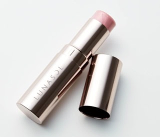 ルナソル ラディアントスティックN EX01 Snow Blush ¥4,950（カネボウ化粧品・限定品）