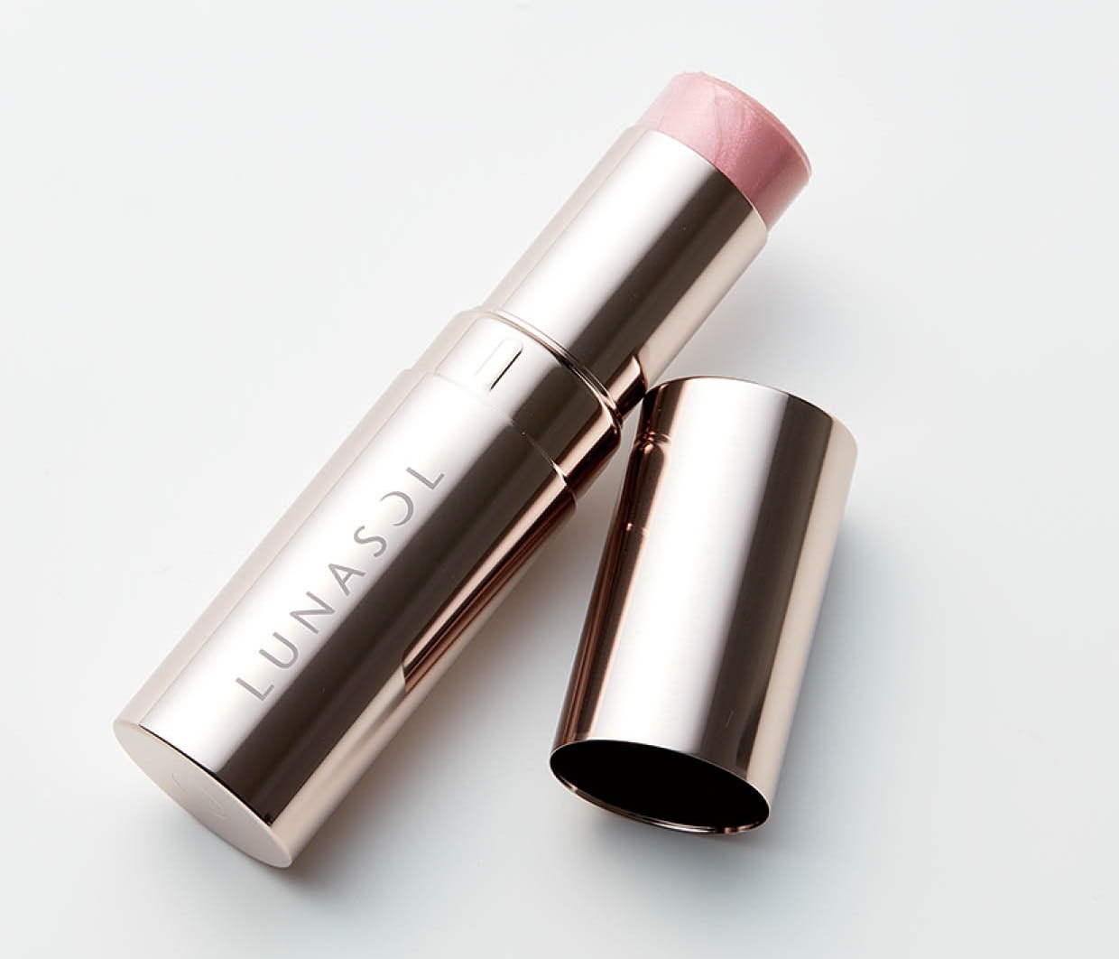 ルナソル ラディアントスティックN EX01 Snow Blush ¥4,950（カネボウ化粧品・限定品）