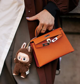 ラグジュアリーなバッグにもラブブ!