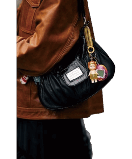 たまごっちは海外でも人気。着こなしのポイントに遊び心を。